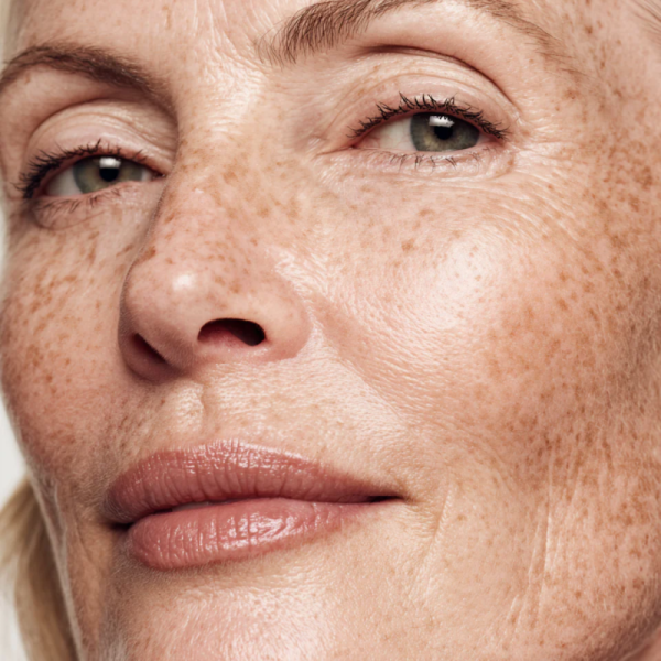 Trockene Haut in der (Peri-)Menopause – warum sie entsteht und wie Sie ihr Feuchtigkeit zurückgeben